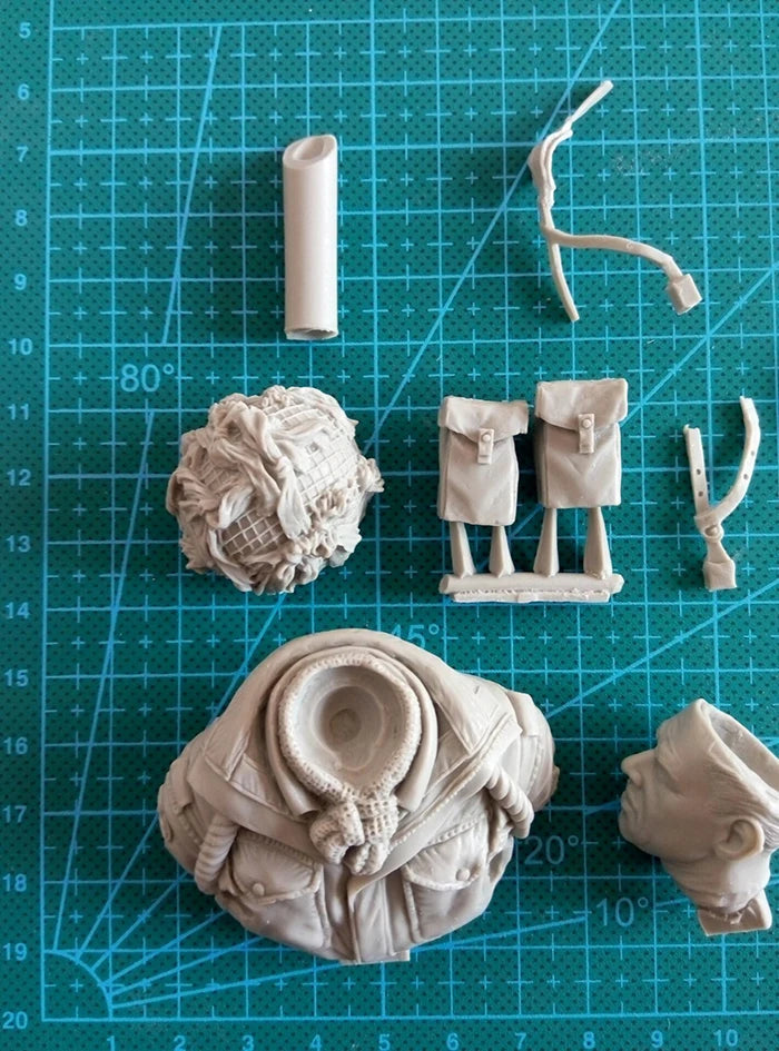 1/10 WWII British Paratrooper in Combat Smock, Resin Model Bust Kit, Unassembled and Unpainted