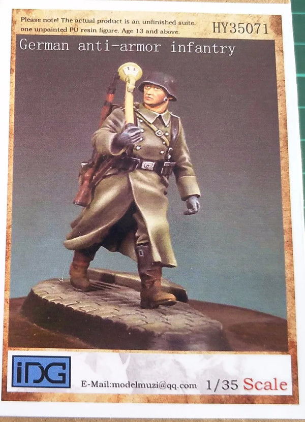 1/35 WWII German Anti-Tank Infantryman with Panzerfaust, Resin Model Figure Kit, Unassembled and Unpainted