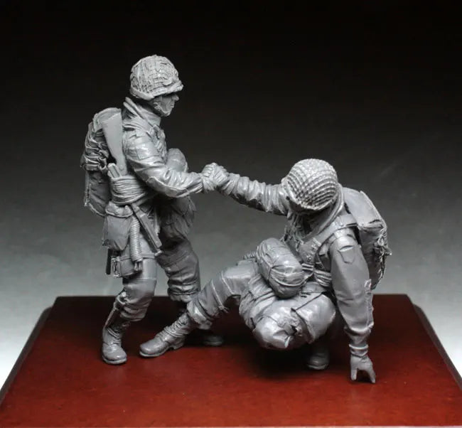 1/35 WWII US Paratroopers Assisting Wounded, 2 Figures, Resin Model Figure Kit, Unassembled and Unpainted