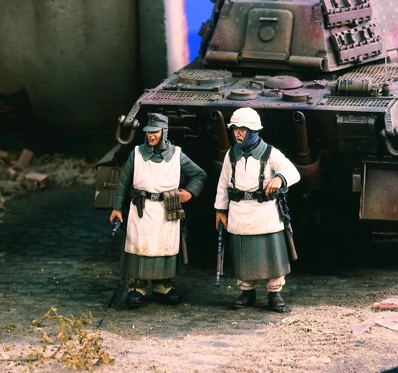 1/35 WWII Soviet Female Infantry, 2 Figures, Resin Model Figure Kit, Unassembled and Unpainted