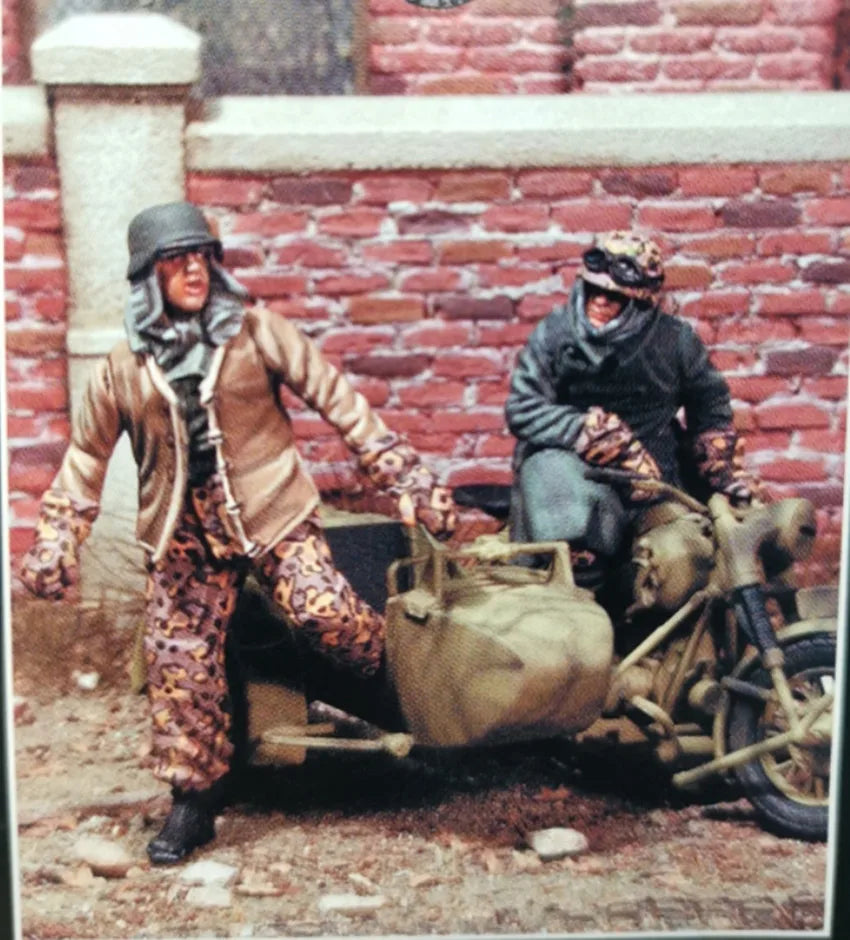 1/35 WWII German Soldier with Motorcycle, Resin Model Figure Kit, Unassembled and Unpainted
