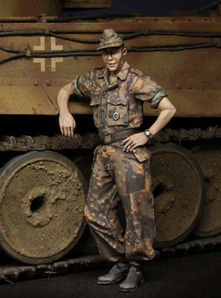 1/35 WWII German Panzer Officer Hands on Hips, Resin Model Figure Kit, Unassembled and Unpainted
