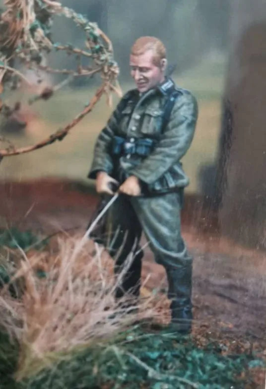 1/35 WWII German Soldier in Camo Smock with MP40, Resin Model Figure Kit, Unassembled and Unpainted