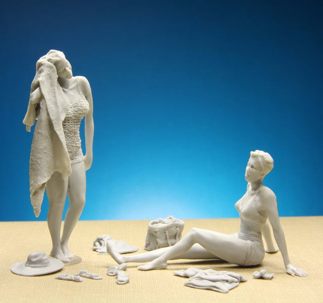 1/35 WWII Female Civilians on Beach, 2 Figures, Resin Model Figure Kit, Unassembled and Unpainted