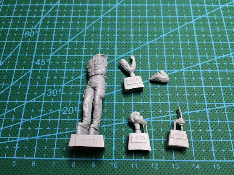 1/35 Modern Russian Tank Crew with Prone Combat Soldier, 3 Figures, Resin Model Figure Kit, Unassembled and Unpainted