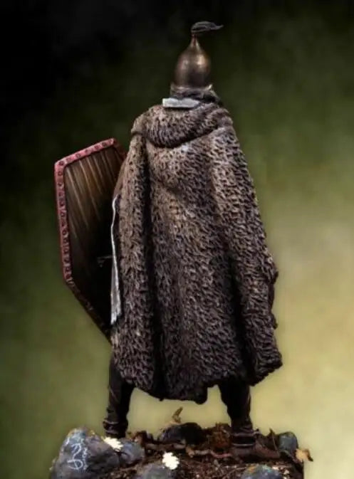 1/24 Norse Warrior with Horned Helmet and Fur Cloak, Resin Model Figure Kit, Fantasy Theme, Unassembled and Unpainted