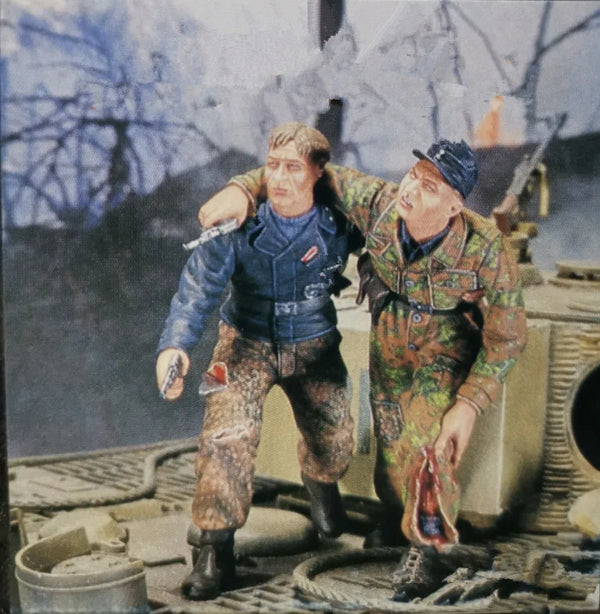 1/35 WWII German Luftwaffe Officer with Wehrmacht Soldier, 2 Figures, Resin Model Figure Kit, Unassembled and Unpainted