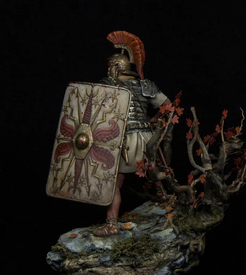 1/24 Ancient Roman Officer with Plumed Helmet and Spear, Resin Model Figure Kit, Unassembled and Unpainted