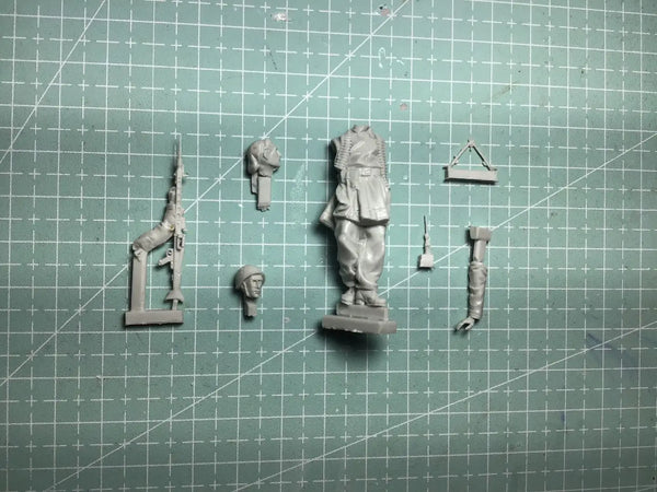 1/35 Modern Combat Soldier in Advancing Pose, Resin Model Figure Kit, Unassembled and Unpainted
