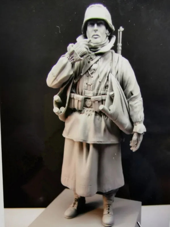 1/16 WWII German Infantry Soldier with Rifle, Resin Model Figure Kit, Unassembled and Unpainted