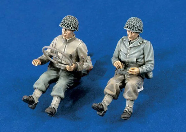 1/35 WWII Soldiers Seated with Field Equipment, 2 Figures, Resin Model Figure Kit, Unassembled and Unpainted