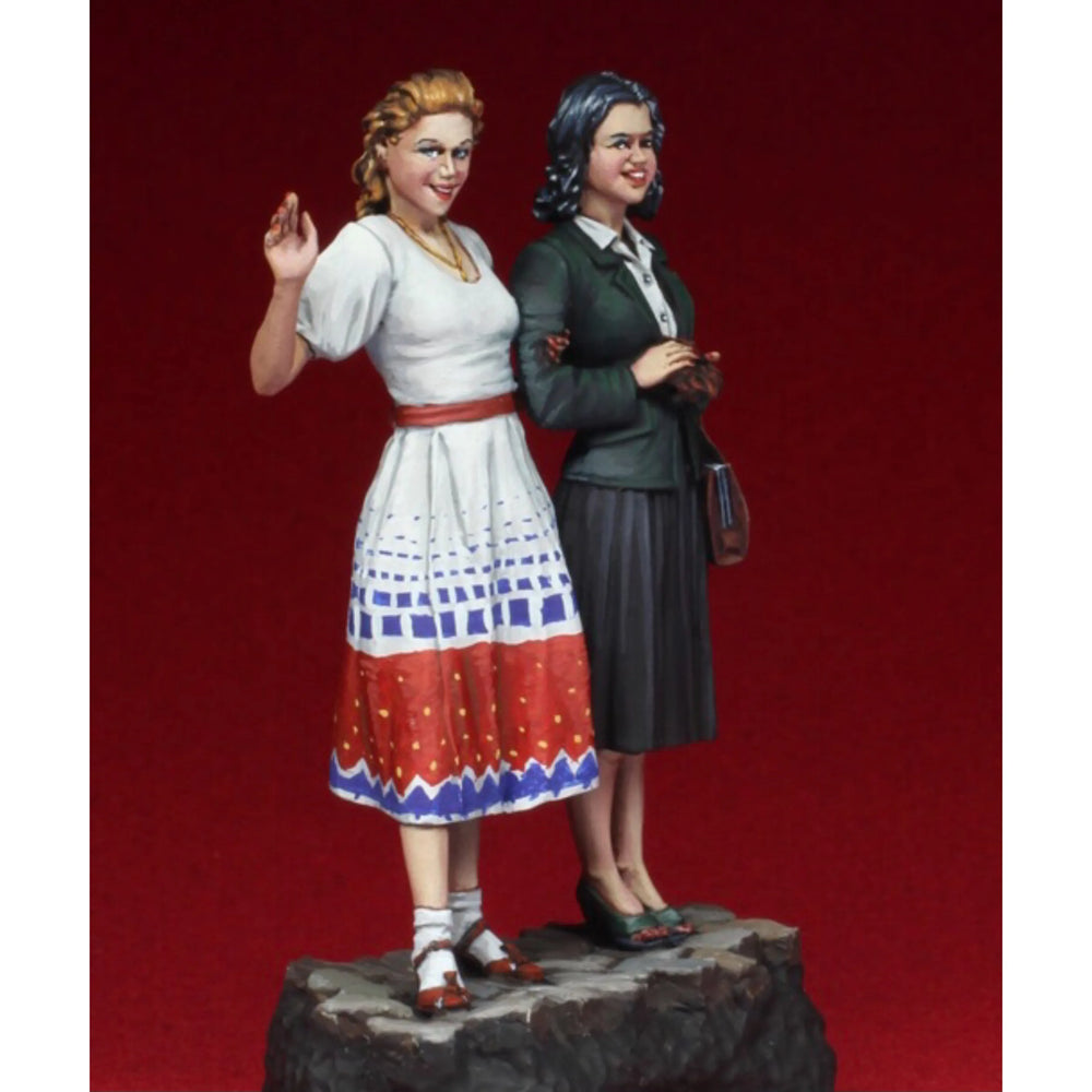 1/35 WWII 1940s Eastern European Civilians, 2 Figures, Resin Model Figure Kit, Unassembled and Unpainted