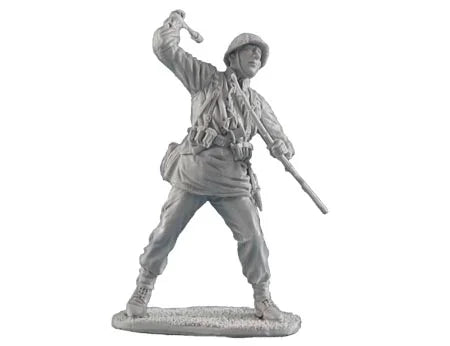 1/35 WWII German Infantry Running with Grenade, Resin Model Figure Kit, Unassembled and Unpainted