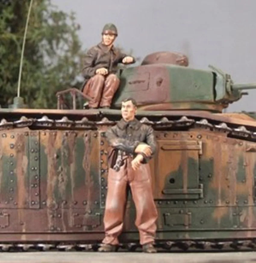 1/35 WWII German Panzer Crew Member on Tank, Resin Model Figure Kit, Unassembled and Unpainted