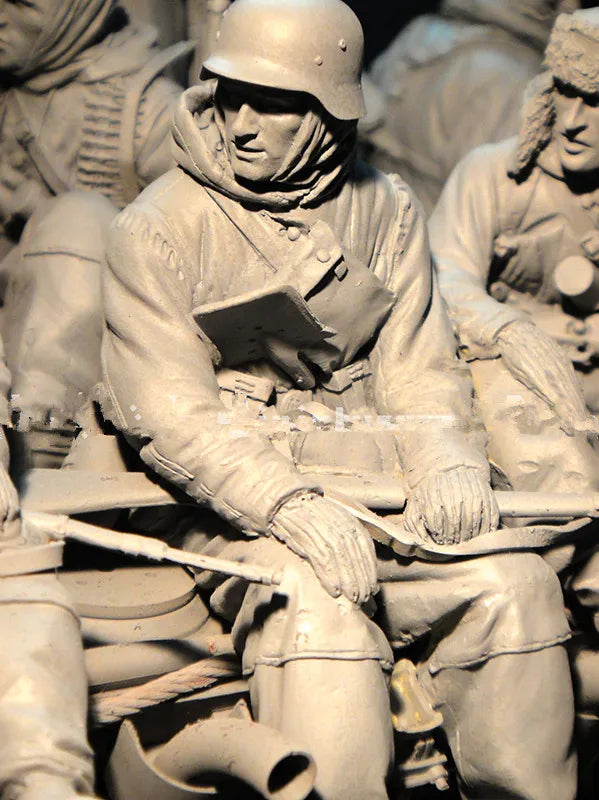 1/16 WWII German Soldier Reading Field Map, Resin Model Figure Kit, Unassembled and Unpainted