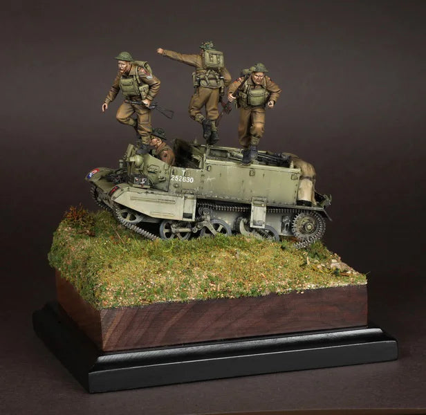 1/35 WWII German Soldiers & APC, 4 Figures, Resin Model Diorama Kit, Unassembled and Unpainted