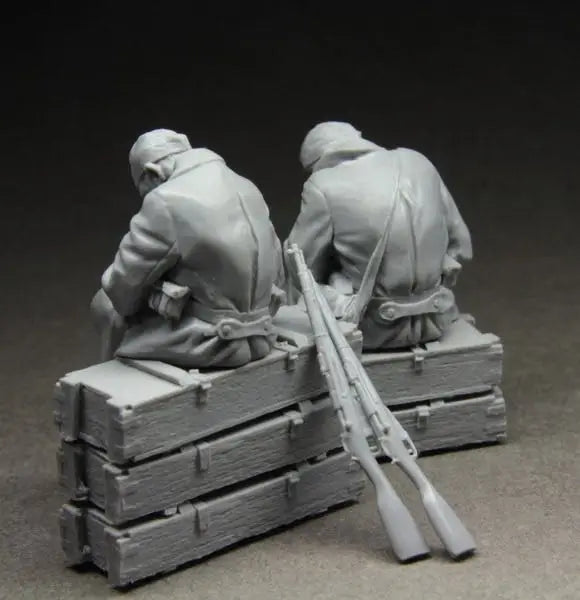 1/35 WWII Soviet Infantry on Supply Crates, 2 Figures, Resin Model Figure Kit, Unassembled and Unpainted