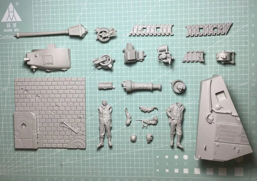 1/35 WWII Soldiers & Truck, 4 Figures, Resin Model Diorama Kit, Unassembled and Unpainted