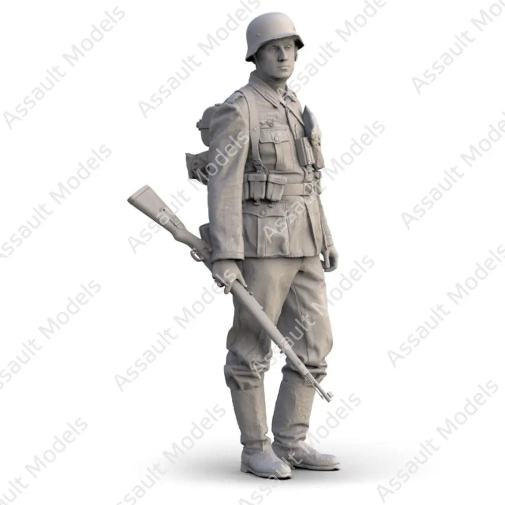 1/35 WWII German Soldier Standing in Greatcoat, Resin Model Figure Kit, Unassembled and Unpainted