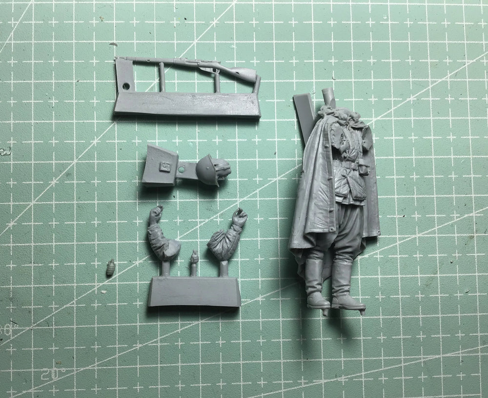 1/35 WWI Russian Infantry in Long Greatcoats, 8 Figures, Resin Model Figure Kit, Unassembled and Unpainted