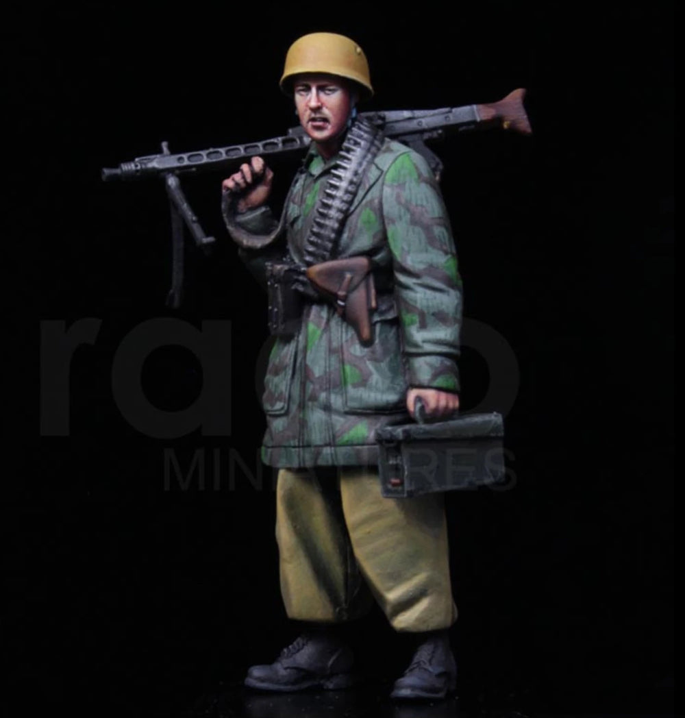 1/35 WWII German Infantry with MG42 and Camouflage, 3 Figures, Resin Model Figure Kit, Unassembled and Unpainted