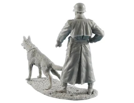 1/35 WWII German Soldier with Shepherd Dog, Resin Model Figure Kit, Unassembled and Unpainted