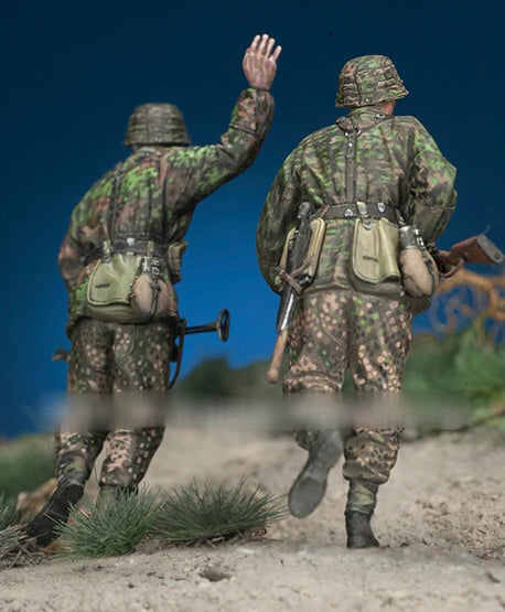 1/35 WWII German Soldiers Splitter Camouflage, 2 Figures, Resin Model Figure Kit, Unassembled and Unpainted