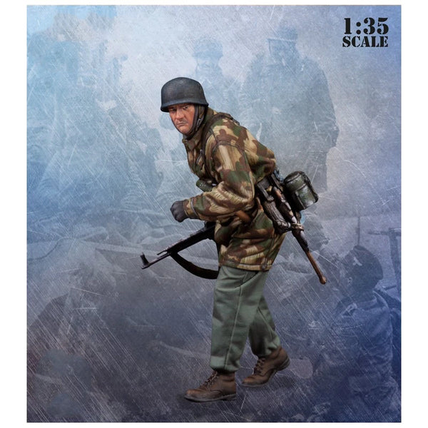 1/35 WWII German Infantryman in Tarn Advancing, Resin Model Figure Kit, Unassembled and Unpainted