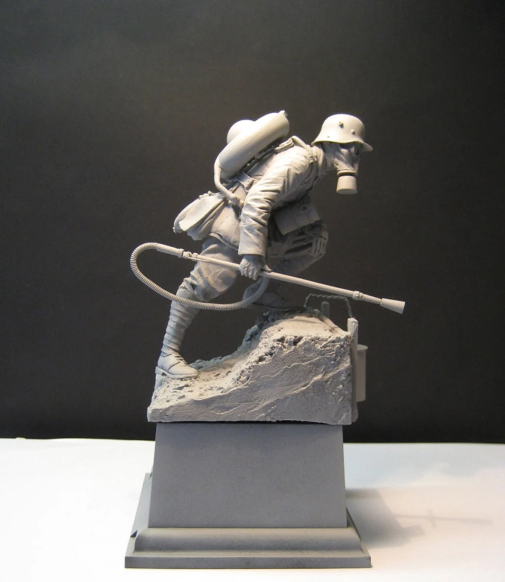 1/16 WWI British Soldier Climbing with Full Pack, Resin Model Figure Kit, Unassembled and Unpainted