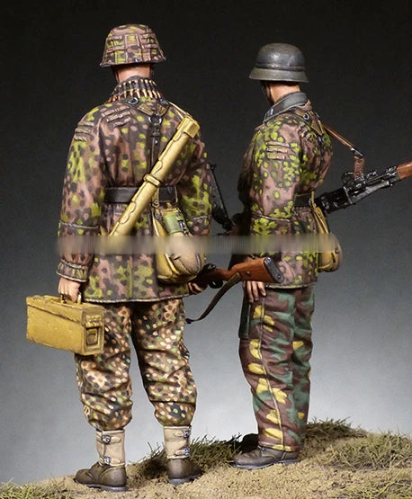 1/35 WWII German Soldiers with Camouflage, 2 Figures, Resin Model Figure Kit, Unassembled and Unpainted