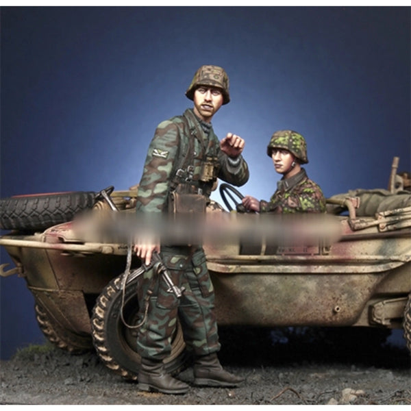 1/35 WWII German Panzer Crew at Tank, 3 Figures, Resin Model Figure Kit, Unassembled and Unpainted