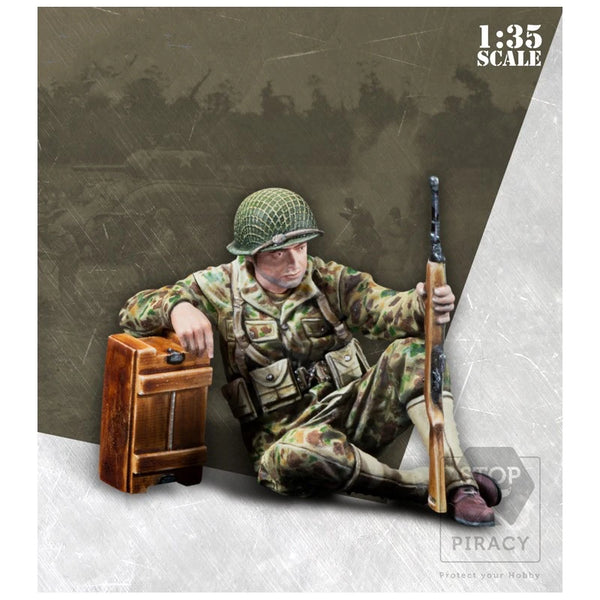 1/35 WWII German Soldier Resting with Suitcase and Rifle, Resin Model Figure Kit, Unassembled and Unpainted