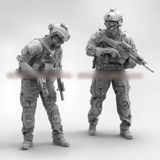1/35 WWII Soldiers with Weapons, 2 Figures, Resin Model Figure Kit, Unassembled and Unpainted