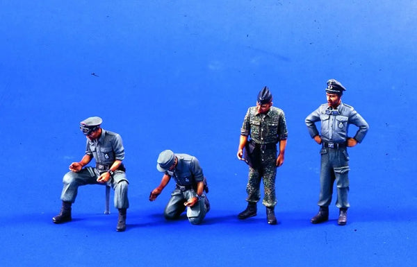 1/35 WWII Soldiers Maintenance Group, 4 Figures, Resin Model Figure Kit, Unassembled and Unpainted