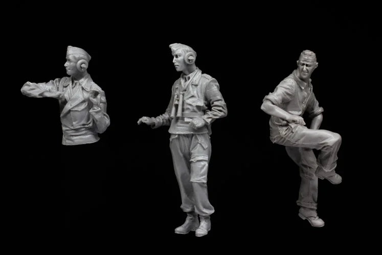 1/35 WWII German Infantry Signaling and at Rest, 3 Figures, Resin Model Figure Kit, Unassembled and Unpainted