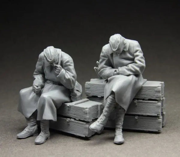 1/35 WWII Soviet Infantry on Supply Crates, 2 Figures, Resin Model Figure Kit, Unassembled and Unpainted