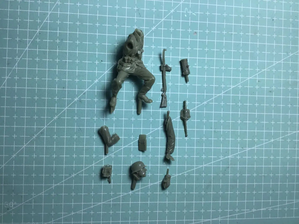 1/35 Modern Tactical Operator in Engaged Stance, Resin Model Figure Kit, Unassembled and Unpainted