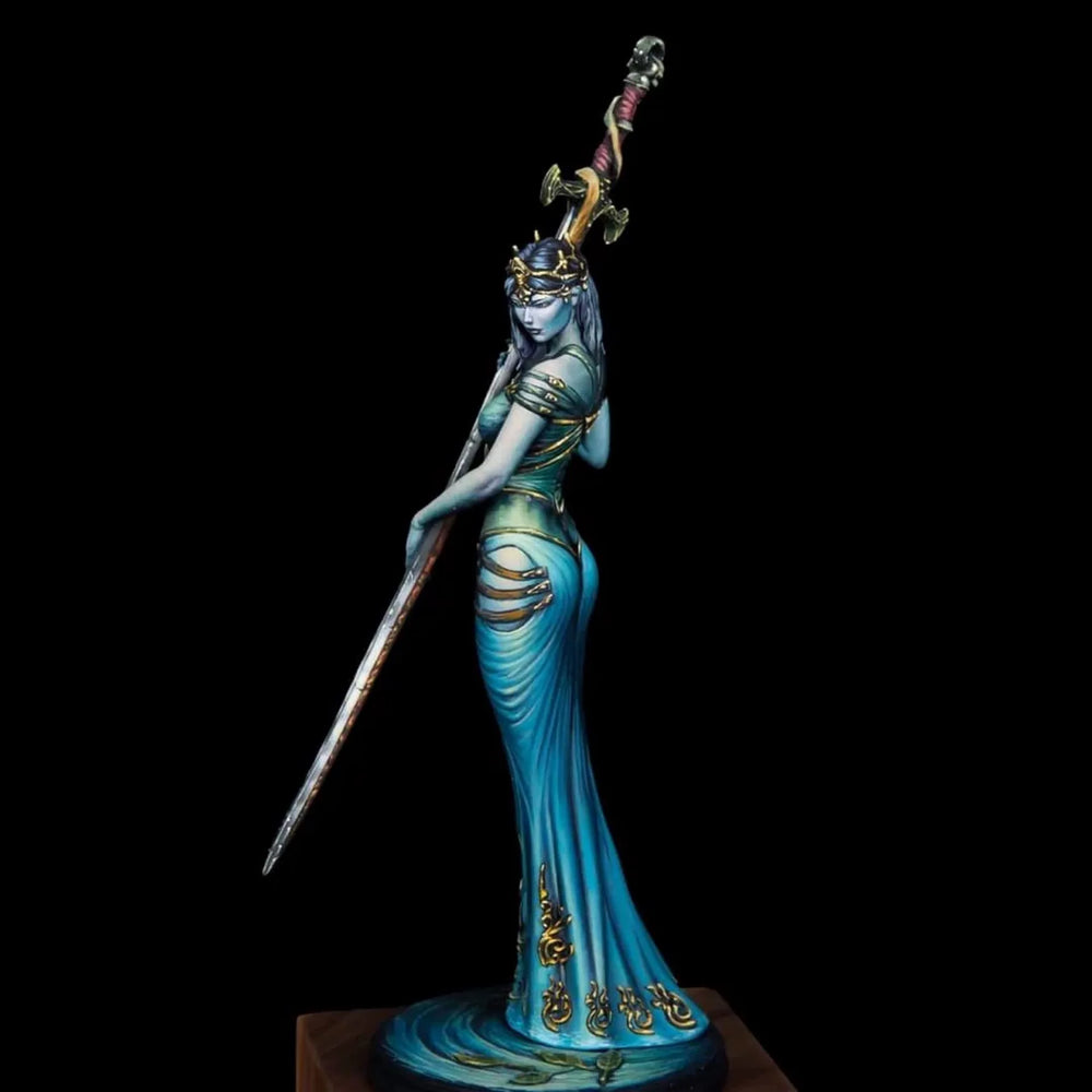 1/24 Sorceress in Ornate Robes with Staff, Resin Model Figure Kit, Fantasy Theme, Unassembled and Unpainted