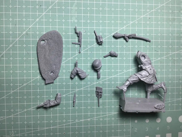 1/35 Female Knight Striding with Spear, Resin Model Figure Kit, Fantasy Theme, Unassembled and Unpainted