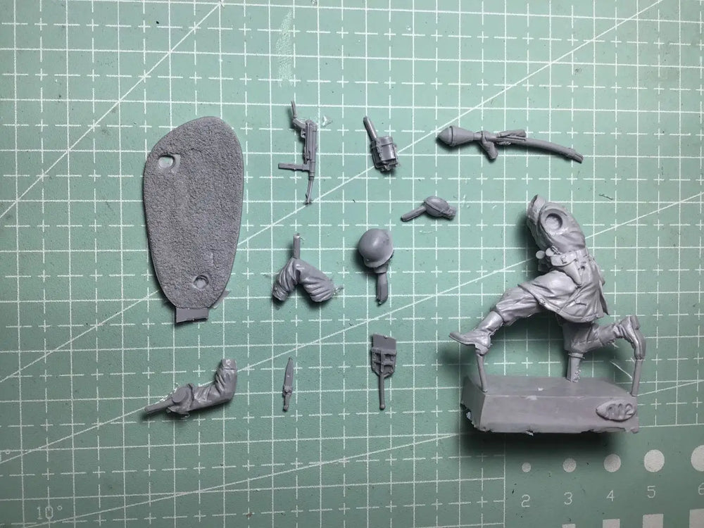 1/35 Female Knight Striding with Spear, Resin Model Figure Kit, Fantasy Theme, Unassembled and Unpainted