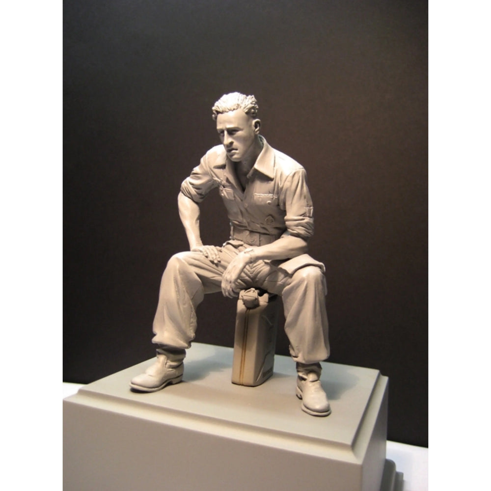 1/16 WWII Soldier Seated on Ammo Box, Resin Model Figure Kit, Unassembled and Unpainted