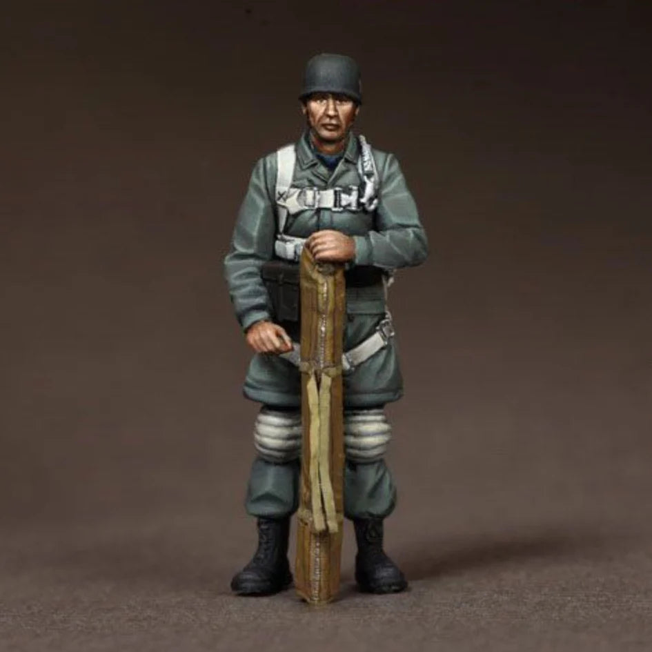 1/35 WWI German Soldier with Artillery Shell, Resin Model Figure Kit, Unassembled and Unpainted