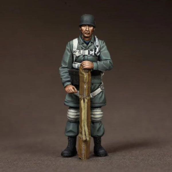 1/35 WWI German Soldier with Artillery Shell, Resin Model Figure Kit, Unassembled and Unpainted