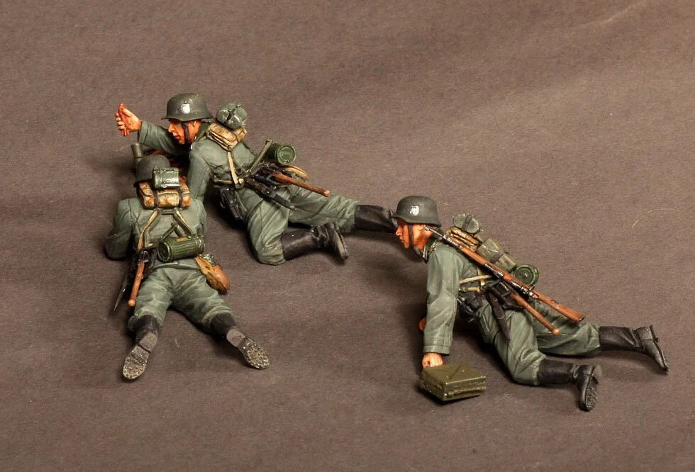1/35 Modern Soldier Advancing with Rifle, Resin Model Figure Kit, Unassembled and Unpainted