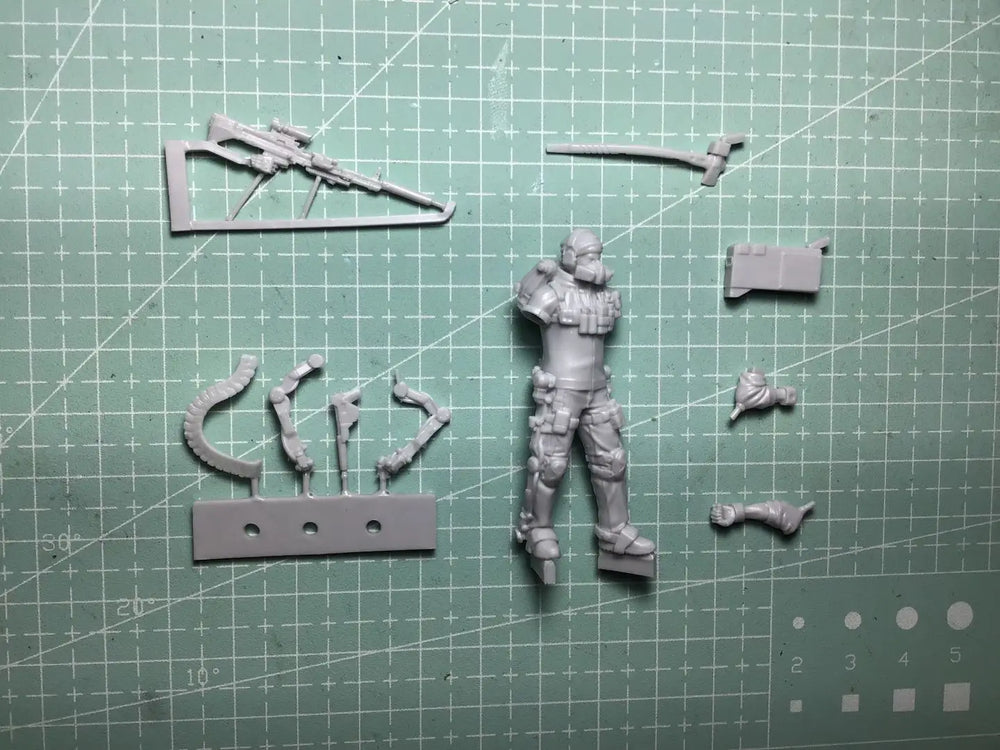 1/35 Modern Exoskeleton Combat Trooper with Equipment Backpack, Resin Model Figure Kit, Unassembled and Unpainted