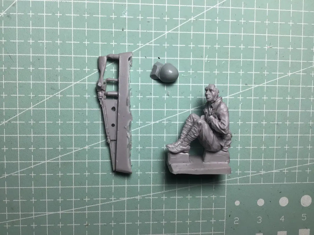 1/35 WWI British Infantry Resting with Rifle, Resin Model Figure Kit, Unassembled and Unpainted