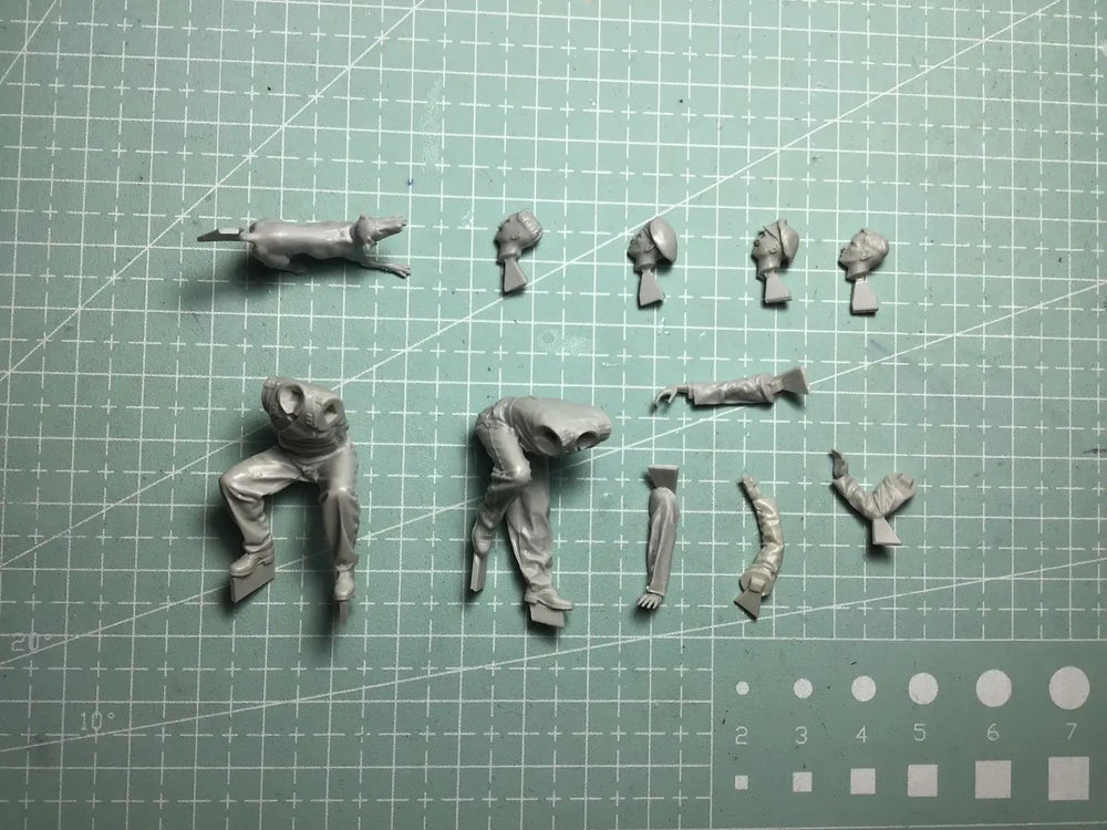 1/35 WWII Dog Handler & Soldiers, 4 Figures, Resin Model Figure Kit, Unassembled and Unpainted