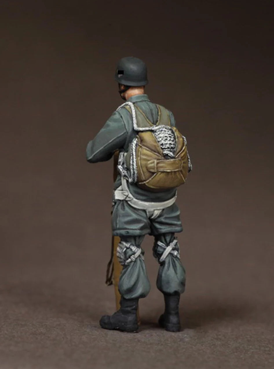 1/35 WWI German Soldier with Artillery Shell, Resin Model Figure Kit, Unassembled and Unpainted