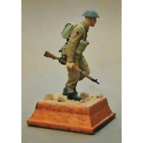 1/35 WWII Soldier with Rifle and Backpack, Resin Model Figure Kit, Unassembled and Unpainted
