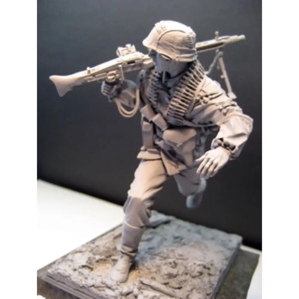 1/16 WWI US Infantryman Charging with Ammunition Belt, Resin Model Figure Kit, Unassembled and Unpainted